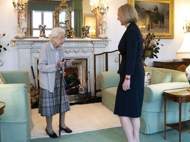 Bạn bè cố Nữ vương Elizabeth xác nhận nhà Sussex làm hại nghiêm trọng đến sức khoẻ của bà những năm cuối đời - Ảnh 3.