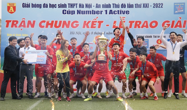 THPT Phan Huy Chú vô địch giải bóng đá học sinh THPT Hà Nội 2022 - Ảnh 1.