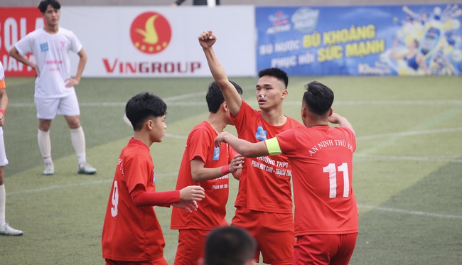 THPT Phan Huy Chú vô địch giải bóng đá học sinh THPT Hà Nội 2022 - Ảnh 2.