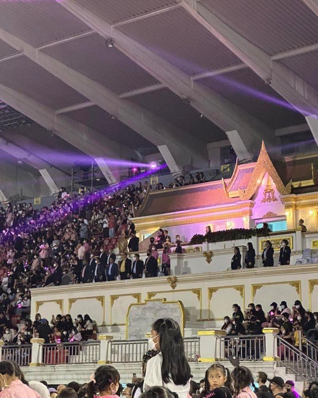 Thái Lan đúng là “sân nhà&quot; của BLACKPINK: Fan khắp nơi đổ về, Hoàng gia ủng hộ và loạt tương tác gây sốt MXH! - Ảnh 5.