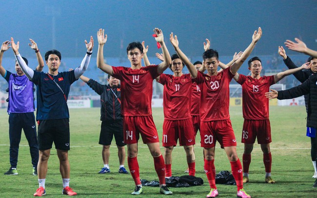 Văn Hậu &quot;cắp nách&quot; Quang Hải lên ăn mừng ĐT Việt Nam vào chung kết AFF Cup 2022 - Ảnh 5.