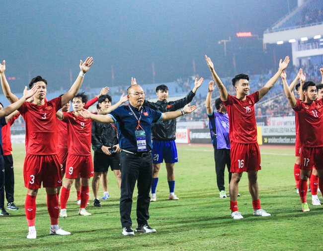 Văn Hậu &quot;cắp nách&quot; Quang Hải lên ăn mừng ĐT Việt Nam vào chung kết AFF Cup 2022 - Ảnh 4.