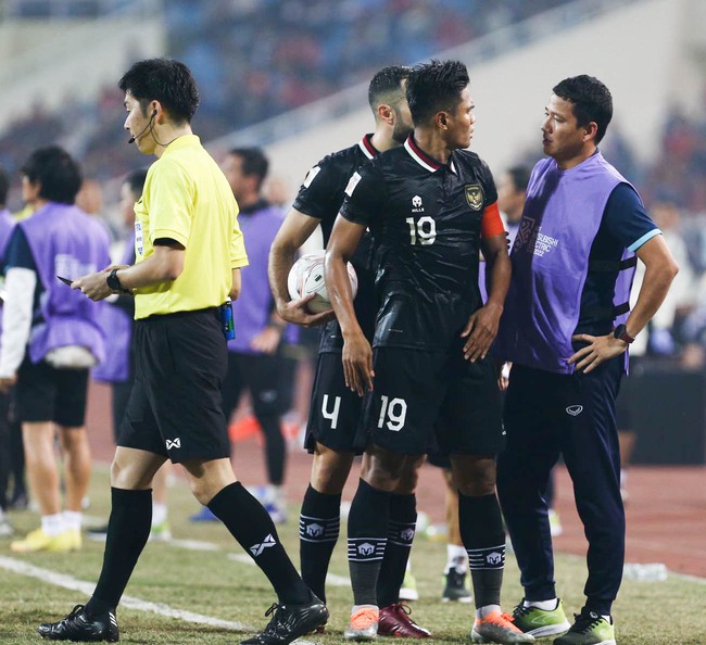 Văn Hậu nhận thẻ vàng tranh cãi, trợ lý Anh Đức bị cầu thủ Indonesia đẩy - Ảnh 6.