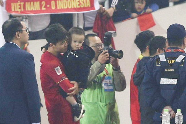 Duy Mạnh, Tiến Dũng đón con xuống sân ăn mừng sau trận thắng Indonesia - Ảnh 1.