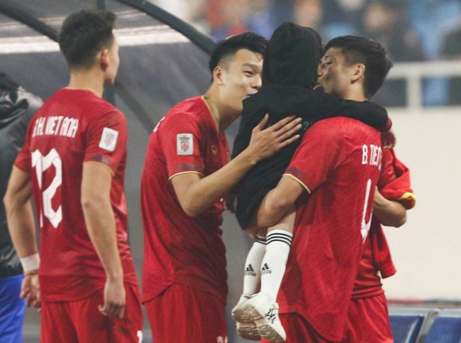 Duy Mạnh, Tiến Dũng đón con xuống sân ăn mừng sau trận thắng Indonesia - Ảnh 3.
