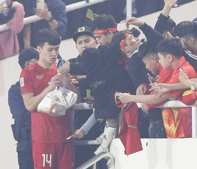 Duy Mạnh, Tiến Dũng đón con xuống sân ăn mừng sau trận thắng Indonesia - Ảnh 6.