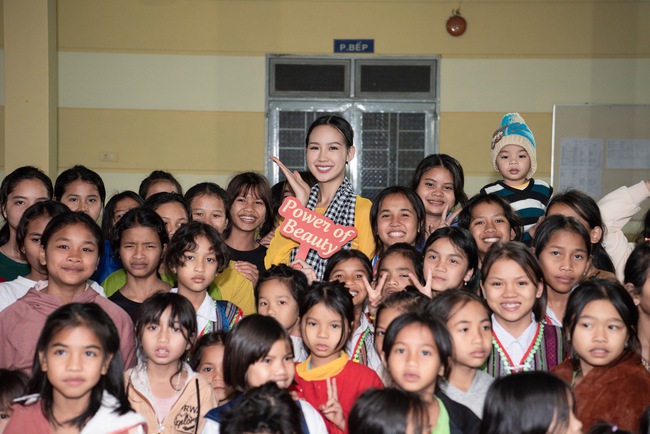 Hoa hậu Bảo Ngọc lăn xả làm thiện nguyện tại làng phong - Ảnh 5.