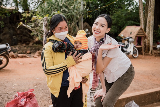 Hoa hậu Bảo Ngọc lăn xả làm thiện nguyện tại làng phong - Ảnh 2.