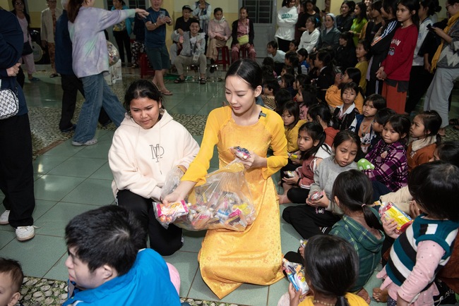 Hoa hậu Bảo Ngọc lăn xả làm thiện nguyện tại làng phong - Ảnh 4.