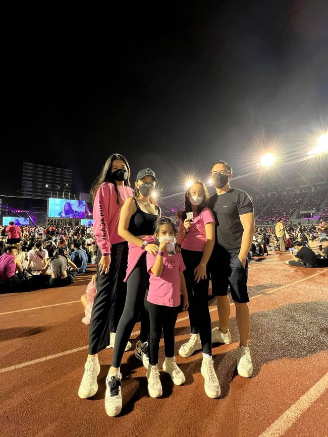 Phạm Quỳnh Anh đu concert BLACKPINK, bất ngờ trước khoảnh khắc đáng yêu của bạn trai và con riêng - Ảnh 2.