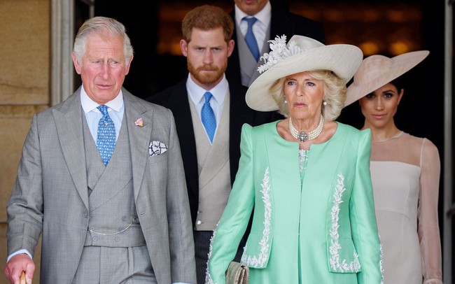 Hoàng tử Harry tố thẳng mặt mẹ kế Camilla là người thứ ba phá hoại hạnh phúc gia đình và “nhân vật phản diện nguy hiểm” - Ảnh 2.