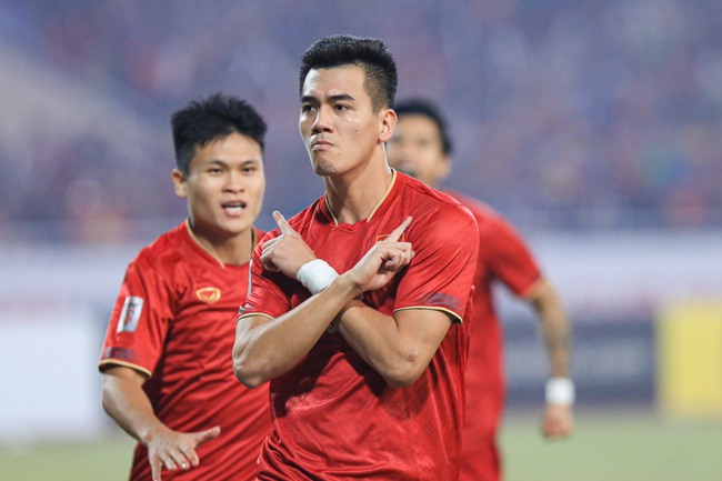 Việt Nam vs Indonesia: Hùng Dũng chuyền như Pirlo, Tiến Linh mở tỷ số - Ảnh 2.