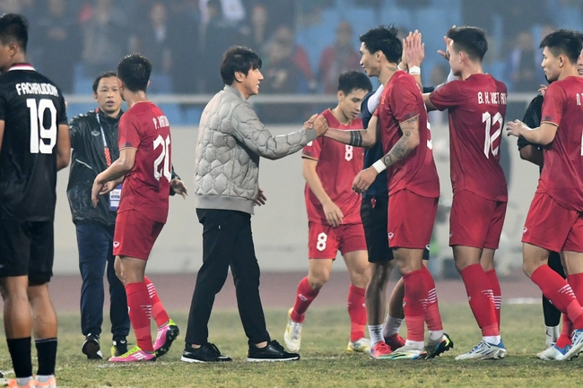 Văn Hậu hành động đẹp với cầu thủ Indonesia, tươi cười bắt tay HLV Shin Tae-yong - Ảnh 4.