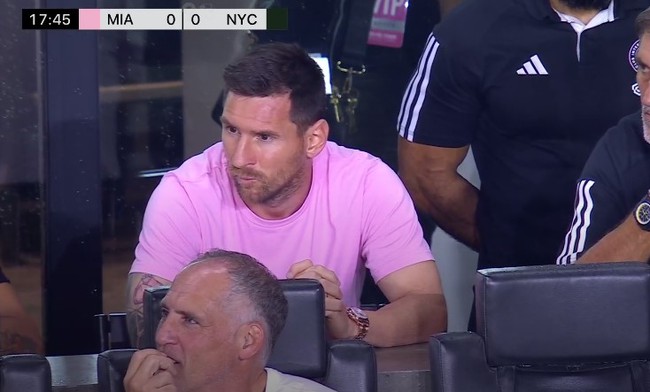 Messi thất thần trên khán đài chứng kiến đồng đội Inter Miami đá như 'gà mắc tóc' - Ảnh 2.