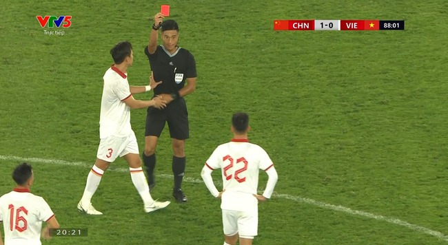 CẬN CẢNH tình huống Tiến Linh nhận thẻ đỏ ở trận thua ĐT Trung Quốc của ĐT Việt Nam - Ảnh 3.