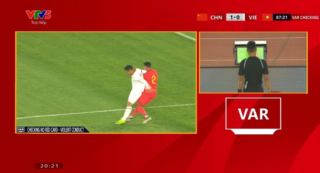 CẬN CẢNH tình huống Tiến Linh nhận thẻ đỏ ở trận thua ĐT Trung Quốc của ĐT Việt Nam - Ảnh 2.