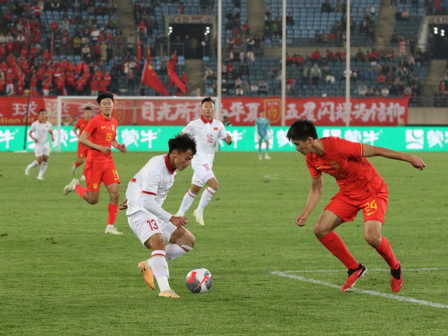 Tuyển Việt Nam (áo trắng) chơi không tốt, để thua Trung Quốc 0-2 trong trận giao hữu ngày 10/10. Ảnh: Hoàng Linh