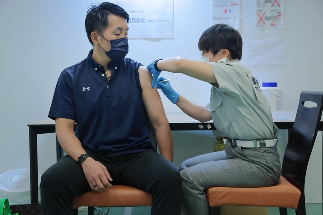 WHO hối thúc tiêm vaccine phòng Covid-19 trong mùa Thu và Đông - Ảnh 1.
