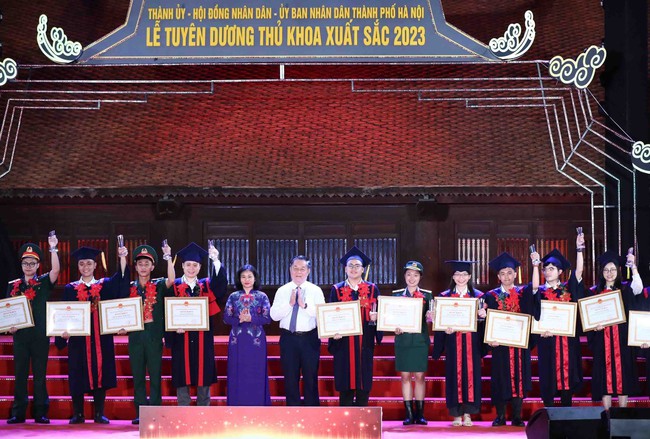 Hà Nội vinh danh 96 Thủ khoa tốt nghiệp xuất sắc năm 2023 - Ảnh 1.