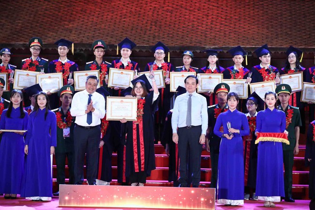 Hà Nội vinh danh 96 Thủ khoa tốt nghiệp xuất sắc năm 2023 - Ảnh 3.