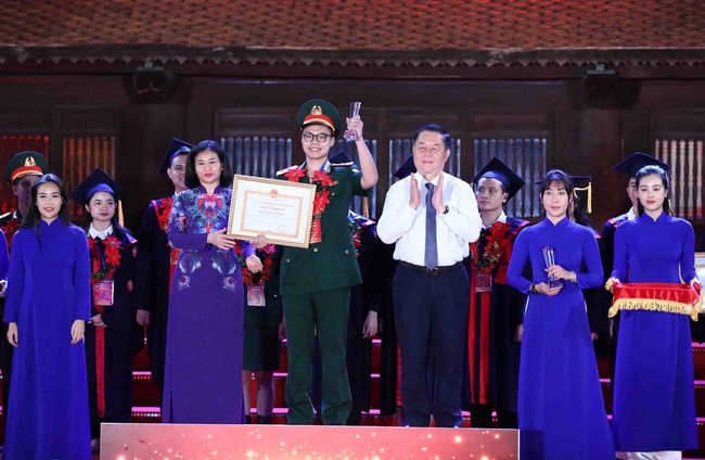 Hà Nội vinh danh 96 Thủ khoa tốt nghiệp xuất sắc năm 2023 - Ảnh 2.
