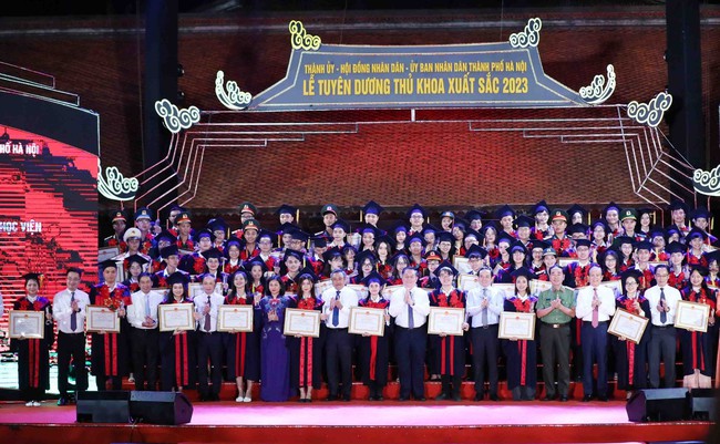 Hà Nội vinh danh 96 Thủ khoa tốt nghiệp xuất sắc năm 2023 - Ảnh 4.
