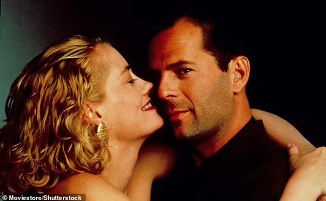 Bruce Willis đang mất đi 'niềm vui sống' và 'kỹ năng ngôn ngữ' - Ảnh 2.