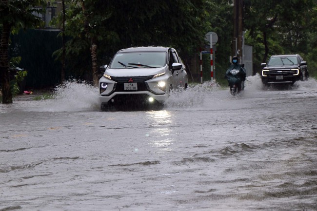 Mưa lớn gây ngập cục bộ nhiều tuyến đường đô thị thành phố Huế - Ảnh 1.