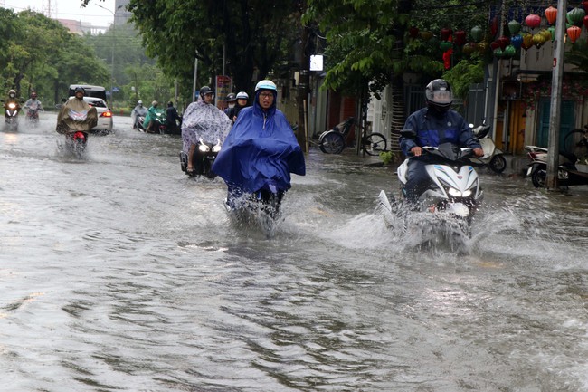 Mưa lớn gây ngập cục bộ nhiều tuyến đường đô thị thành phố Huế - Ảnh 2.