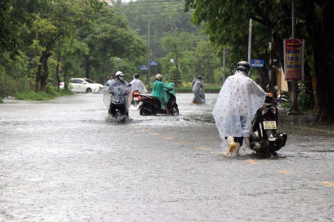 Mưa lớn gây ngập cục bộ nhiều tuyến đường đô thị thành phố Huế - Ảnh 3.