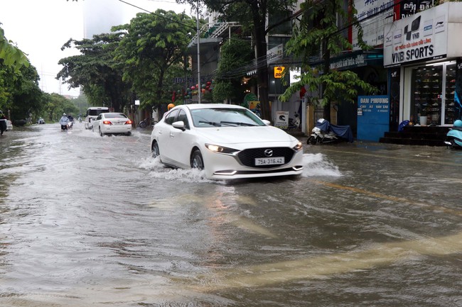 Mưa lớn gây ngập cục bộ nhiều tuyến đường đô thị thành phố Huế - Ảnh 4.