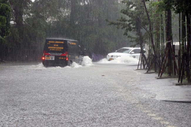 Mưa lớn gây ngập cục bộ nhiều tuyến đường đô thị thành phố Huế - Ảnh 5.