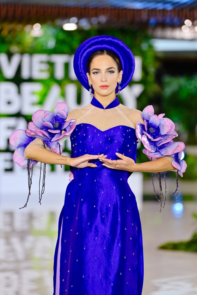 BST 'Trầm hương lạc nhạn' tại Vietnam Beauty Fashion Fest 6: Kết hợp truyền thống và hiện đại - Ảnh 4.