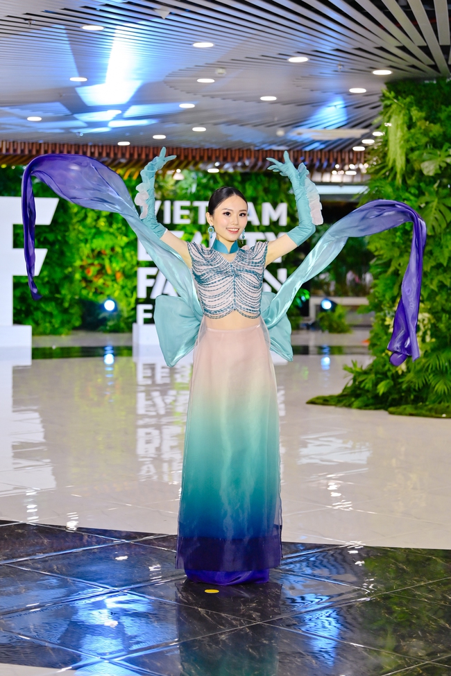 BST 'Trầm hương lạc nhạn' tại Vietnam Beauty Fashion Fest 6: Kết hợp truyền thống và hiện đại - Ảnh 6.