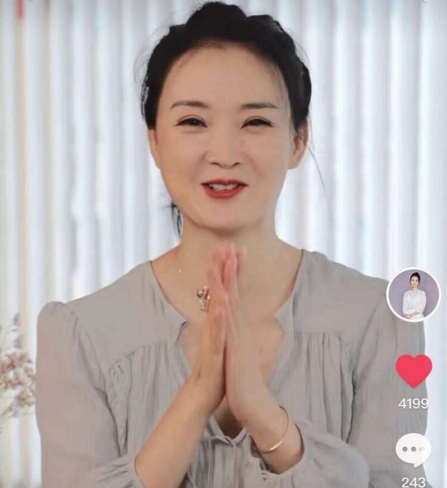 Diễn viên 'Hoàn Châu cách cách' có hôn nhân bất hạnh, hiện phải livestream bán hàng kiếm sống - Ảnh 1.
