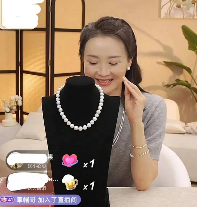 Diễn viên 'Hoàn Châu cách cách' có hôn nhân bất hạnh, hiện phải livestream bán hàng kiếm sống - Ảnh 2.