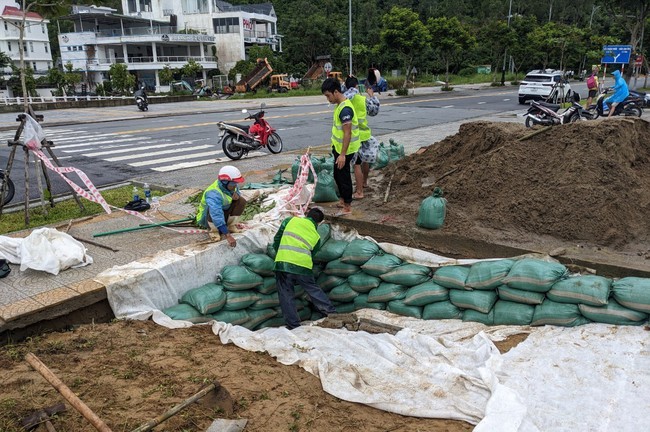 Đà Nẵng khẩn trương khắc phục hạ tầng giao thông bị hư hại do ngập lụt - Ảnh 1.