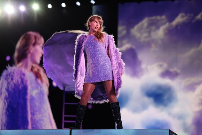 Phim 'Taylor Swift: The Eras Tour': Một cái búng tay của Swift cũng thật… đáng sợ! - Ảnh 4.