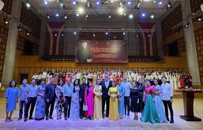 'Huyền thoại sống' của nhạc kịch thế giới giao lưu và biểu diễn tại Học viện Âm nhạc Quốc gia Việt Nam - Ảnh 2.
