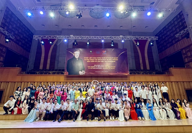 'Huyền thoại sống' của nhạc kịch thế giới giao lưu và biểu diễn tại Học viện Âm nhạc Quốc gia Việt Nam - Ảnh 3.