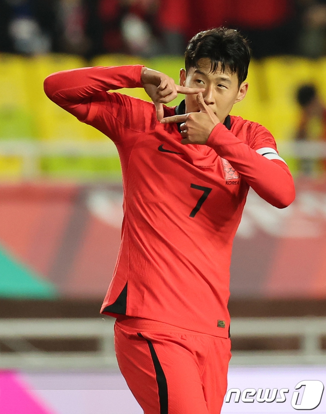 Ngôi sao số 1 của ĐT Hàn Quốc có hành động bất ngờ sau khi hậu vệ ĐT Việt Nam nhận thẻ đỏ - Ảnh 3.