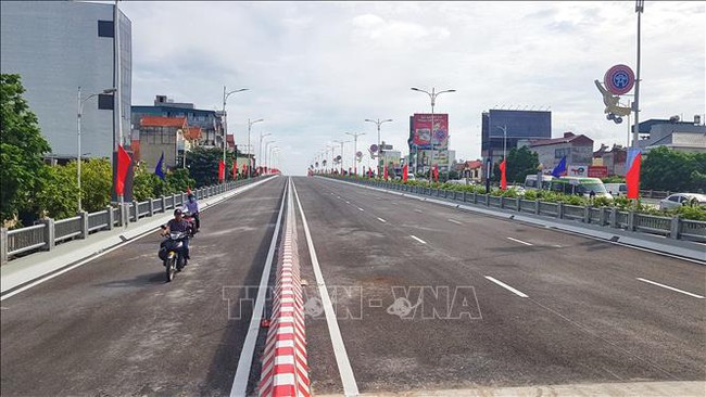 Từ 18/10, thực hiện phân luồng giao thông mới trên cầu Vĩnh Tuy - Ảnh 2.