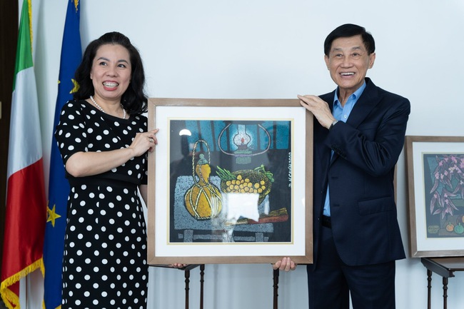 Ông Johnathan Hạnh Nguyễn đấu giá 3 bức tranh Việt Nam trị giá 2,4 tỷ đồng gây quỹ từ thiện của CLB tổng lãnh sự TPHCM - Ảnh 2.