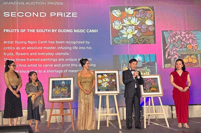 Ông Johnathan Hạnh Nguyễn đấu giá 3 bức tranh Việt Nam trị giá 2,4 tỷ đồng gây quỹ từ thiện của CLB tổng lãnh sự TPHCM - Ảnh 1.