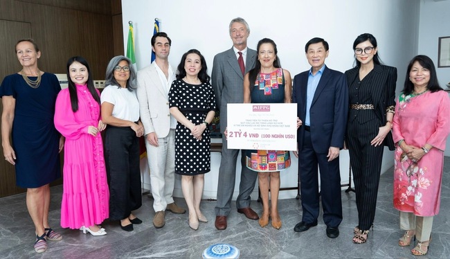 Ông Johnathan Hạnh Nguyễn đấu giá 3 bức tranh Việt Nam trị giá 2,4 tỷ đồng gây quỹ từ thiện của CLB tổng lãnh sự TPHCM - Ảnh 5.