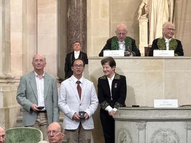 Hai nhà khoa học Việt Nam nhận giải thưởng của Viện Hàn lâm Pháp - Ảnh 4.