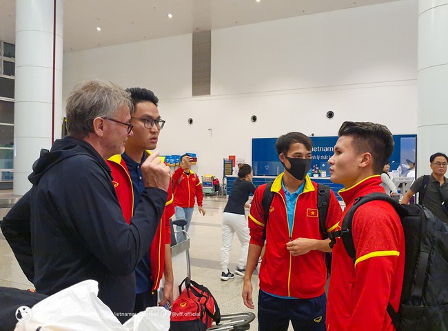 Gạt nỗi buồn thua Hàn Quốc 0-6, đội tuyển Việt Nam chia tay trước khi tập trung chuẩn bị cho vòng loại World Cup - Ảnh 2.