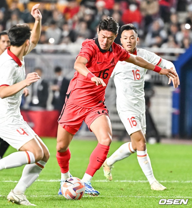 Gạt nỗi buồn thua Hàn Quốc 0-6, đội tuyển Việt Nam chia tay trước khi tập trung chuẩn bị cho vòng loại World Cup - Ảnh 3.