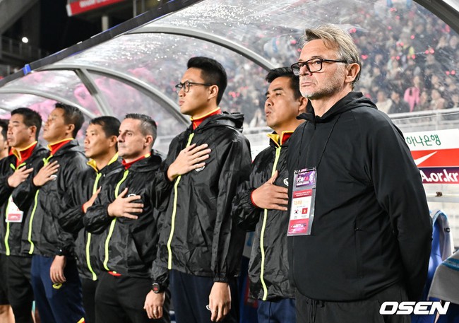 HLV Troussier ‘nói lời gan ruột’ với các học trò sau trận thua Hàn Quốc - Ảnh 2.