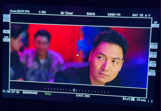 Mạnh Trường điển trai trong phim mới, Lương Thùy Linh làm MC tại lễ khai giảng trường đại học - Ảnh 1.